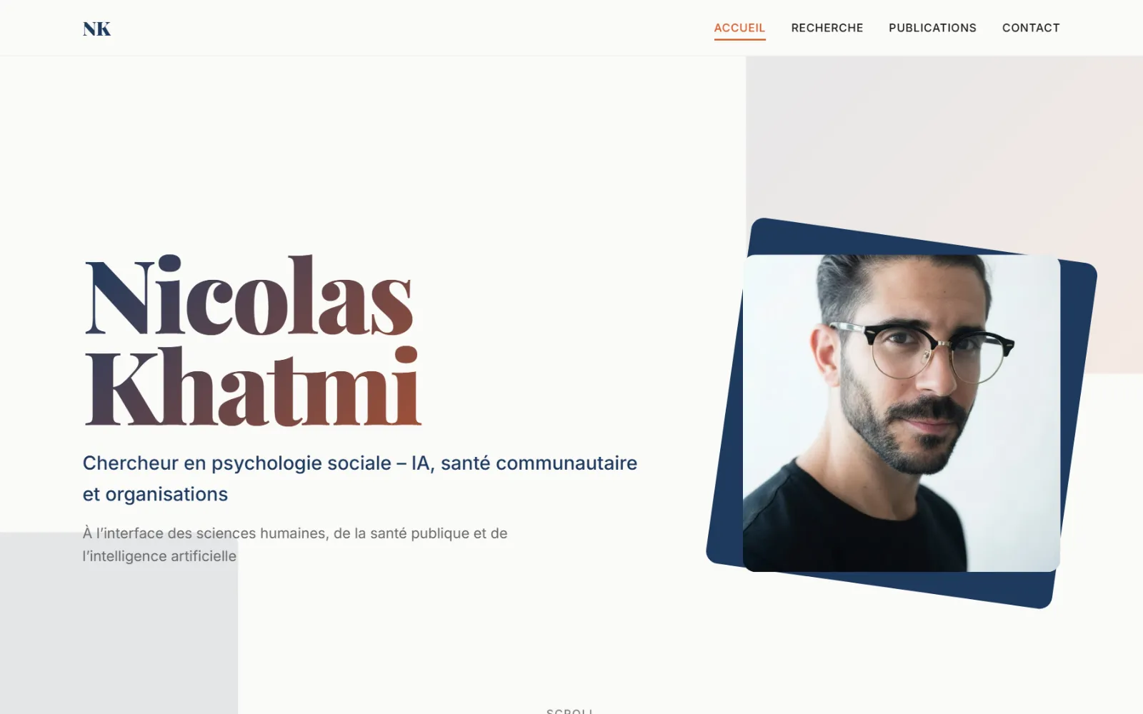 Accueil du site de Nicolas Khatmi : grand nom en serif dégradé et portrait cadré de bleu