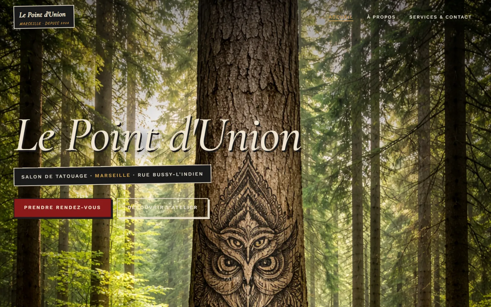 Accueil du Point d'Union : titre en italique sur une forêt, un hibou tatoué sur le tronc central